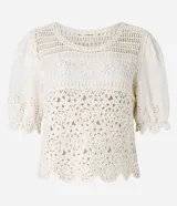 Blusa color crudo de ganchillo con mangas cortas abullonadas y bordados de flores.