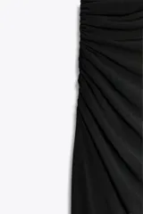 Vestido midi marrón de tejido de punto, con cuello redondo, sin mangas, drapeado en el lateral y abertura en la espalda.