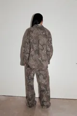 Pantalón recto de tiro medio-bajo con estampado animal print en tonos marrones y verdes.