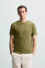 Camiseta marrón de corte slim fit, confeccionada en tejido de algodón con elasticidad, cuello redondo y manga corta.
