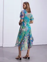 Vestido de gasa estampada marca Rabbit Designs, con escote delantero y de espalda en V, corte en la cintura y ruedo asimétrico. Tiene forro interno a tono.
