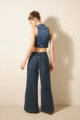 Pantalón oxford de denim azul con bordado de mostacillas y lentejuelas.