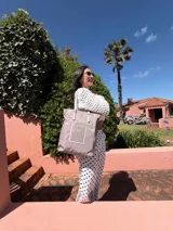 Bolso tote grande color beige claro con detalles y asas en cuero sintético marrón.