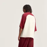 Camiseta Adidas Originals color crema con mangas ranglán color borgoña y tres tiras blancas en los hombros. Logotipo de Adidas bordado en el pecho. Corte oversize.