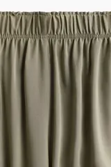 Pantalón tobillero color verde oliva de viscosa con caída suave, tiro alto con elástico en la cintura, bolsillos laterales y piernas amplias rectas.