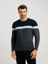 Buzo tejido de punto con cuello redondo, mangas largas y diseño a rayas horizontales en negro, gris y celeste.