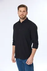 Camisa de lino color beige, de manga larga, con cuello clásico y bolsillo en el pecho.