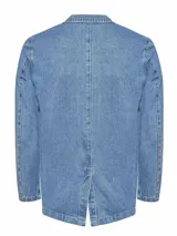 Chaqueta de jean celeste con cuello de solapa, cierre con botones y cuatro bolsillos frontales.