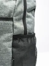 Mochila negra de poliéster con un compartimento principal grande con cierre, un compartimento frontal pequeño con cierre y un bolsillo lateral abierto con elástico.