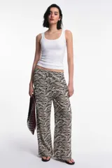 Pantalón de viscosa con estampado animal print, cintura elastizada con lazo regulable y pierna recta.