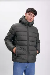 Campera puffer verde oscuro con capucha y cierre frontal.