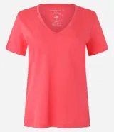 Remera básica de media malla color rosa, con escote en V y mangas cortas.