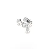 Set de tres caravanas Swarovski color plateado, con incrustaciones de circonitas y perlas. Incluye dos caravanas tipo ear cuff y una caravana tradicional. Baño de rodio.