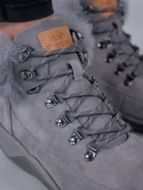 Botín acordonado de cuero color gris con cuello de piel sintética. Cuenta con suela con tecnología Spinal Flex y plantilla de algas recicladas.