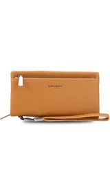 Billetera color beige con doble compartimento con cierre, correa de mano y logo de la marca en el frente.