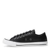 Championes Converse Chuck Taylor de cuero negro con suela de goma blanca y cordones negros.