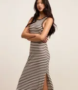 Vestido midi musculosa confeccionado en ribana rayada blanca y negra, con escote redondo y abertura lateral.