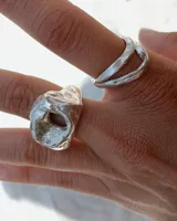 Anillo de plata 925 con diseño irregular y abertura circular en el centro.