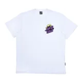 Remera blanca de manga corta con cuello redondo. Presenta un pequeño estampado en el pecho izquierdo con el logo de Santa Cruz Skateboards: una calavera amarilla asomándose sobre el texto 'SANTA CRUZ' en color morado.