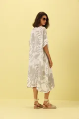 Vestido midi de corte amplio con estampado floral en tonos gris y blanco.