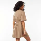 Vestido corto color beige con cuello de pico, mangas cortas y botones dorados.