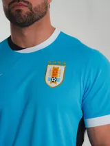 Camiseta de fútbol Nike de la selección uruguaya, modelo Stadium de la equipación titular. Diseño celeste con detalles en blanco y negro, logo de Nike y escudo de la AUF.