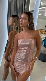 Minivestido strapless de lurex color rosa con brillos.