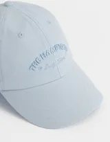 Gorra de gabardina celeste con bordado frontal de la frase "The Hamptons is Long Island".