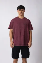 Remera gris oscuro con efecto gastado, de algodón peinado, con cuello redondo y estampado pequeño en el pecho.