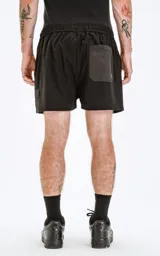 Short de baño negro con bolsillos laterales y traseros, cintura elástica con cordón ajustable.