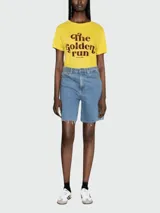 Remera amarilla de lino con estampado marrón que dice "The Golden Run".