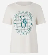 Remera deportiva color crema con estampa circular en el frente con texto 'Sports and Outdoors' y diseño de raqueta de tenis.
