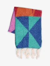 Bufanda con diseño geométrico en múltiples colores, ideal para complementar tu outfit en invierno.