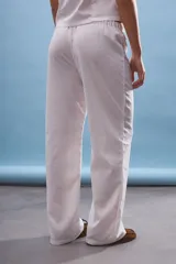 Pantalón blanco de corte amplio con cintura elastizada y cordón ajustable.