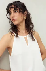 Musculosa negra con breteles finos y escote con abertura en forma de gota.