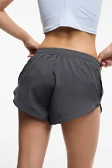 Short deportivo gris oscuro con cintura elástica y calza interna con bolsillo.