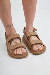 Sandalias de cuero negras, tipo Birkenstock, con dos tiras con velcro.