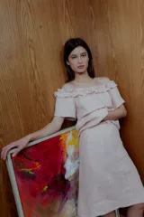 Falda midi de lino color rosa pálido, corte evasé.
