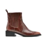 Bota de cuero color marrón con elástico en los laterales, puntera fina y taco bajo de madera. Estilo texano.