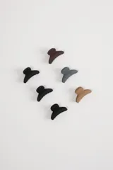Set de seis pinzas para el pelo tipo clip, en colores negro, marrón, gris y beige.