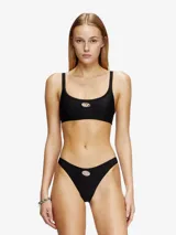 Conjunto de bikini negro de Diesel, compuesto por un corpiño deportivo con breteles finos y un logo ovalado en el centro, y una bombacha de corte clásico con el mismo logo en el frente.