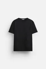 Camiseta negra de corte slim fit, cuello redondo y mangas cortas. Confeccionada en tejido de algodón con elasticidad.