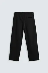 Pantalón jogger gris de corte recto, confeccionado en tejido de algodón compacto con interior en rizo. Tiene cintura elástica ajustable con cordón interior, bolsillos frontales y bolsillo de doble vivo en la espalda.