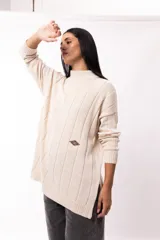 Sweater oversized de punto, color verde militar, con cuello alto y parche bordado en forma de rombo.