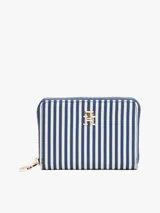 Billetera Tommy Hilfiger con diseño de rayas verticales azules y blancas, cierre de cremallera, múltiples ranuras interiores para tarjetas, dos compartimentos principales y un compartimento interior con cremallera.