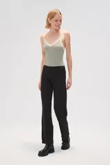 Pantalón largo de poliéster con estampado de rayas diagonales en tonos beige y marrón, de corte recto y tiro medio.