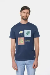 Remera gris de manga corta con estampado de motivos playeros y el logo de la marca Legacy.