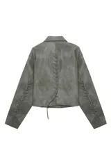 Campera biker color verde grisáceo con efecto desgastado, cuello con solapa y cierre lateral. Presenta herrajes plateados y detalles de cordones entrelazados en los codos y en la espalda.