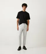 Pantalón jogger negro liso, con cintura elástica ajustable con cordón y bolsillos laterales.