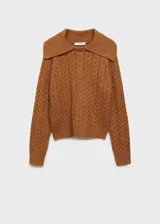 Sweater marrón de punto grueso trenzado con cuello polo amplio y mangas largas.